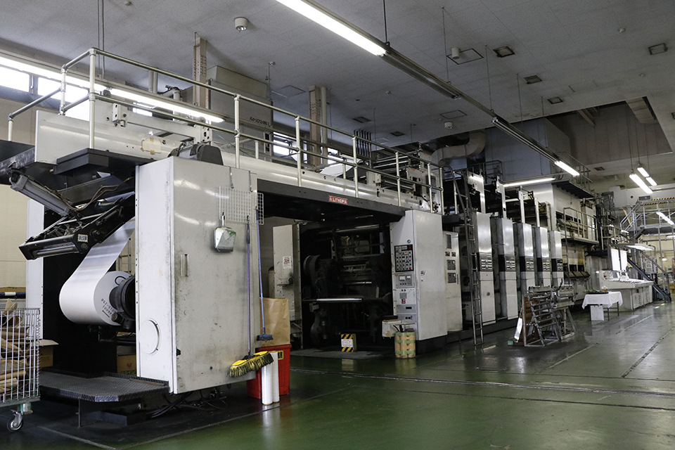 搬出される輪転機