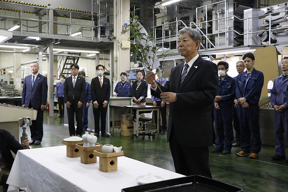 榊を振る社長